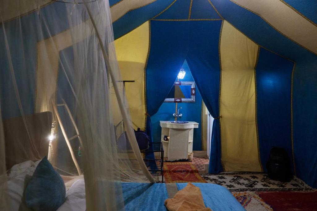 Postel nebo postele na pokoji v ubytování Desert Experience Glamping