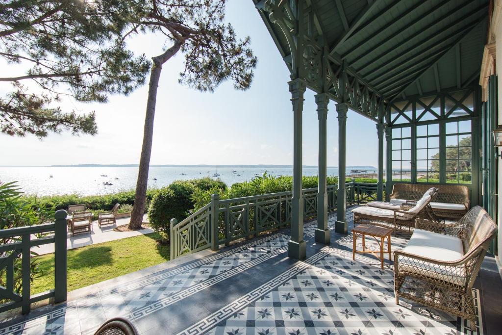 une véranda grillagée avec vue sur l'océan dans l'établissement Villa Madeleine en 1ere ligne pour 13 personnes, à Lège-Cap-Ferret