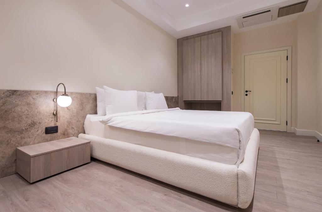 ein Schlafzimmer mit einem großen weißen Bett und einer Couch in der Unterkunft Lamer Sea Breeze Resort in Baku