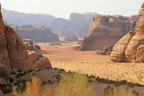 ワディ・ラムにあるWadi rum nightsの岩と渓谷のある砂漠の景色