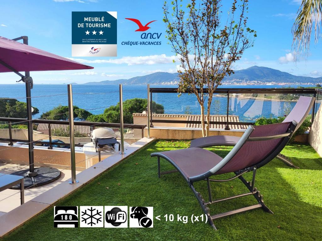 une chaise assise sur l'herbe sur un balcon dans l'établissement So Leil So Fun à Porticcio - 45m2 - Grand lit 180 - Plage à pied - Wifi fibre - Terrasse, à Porticcio