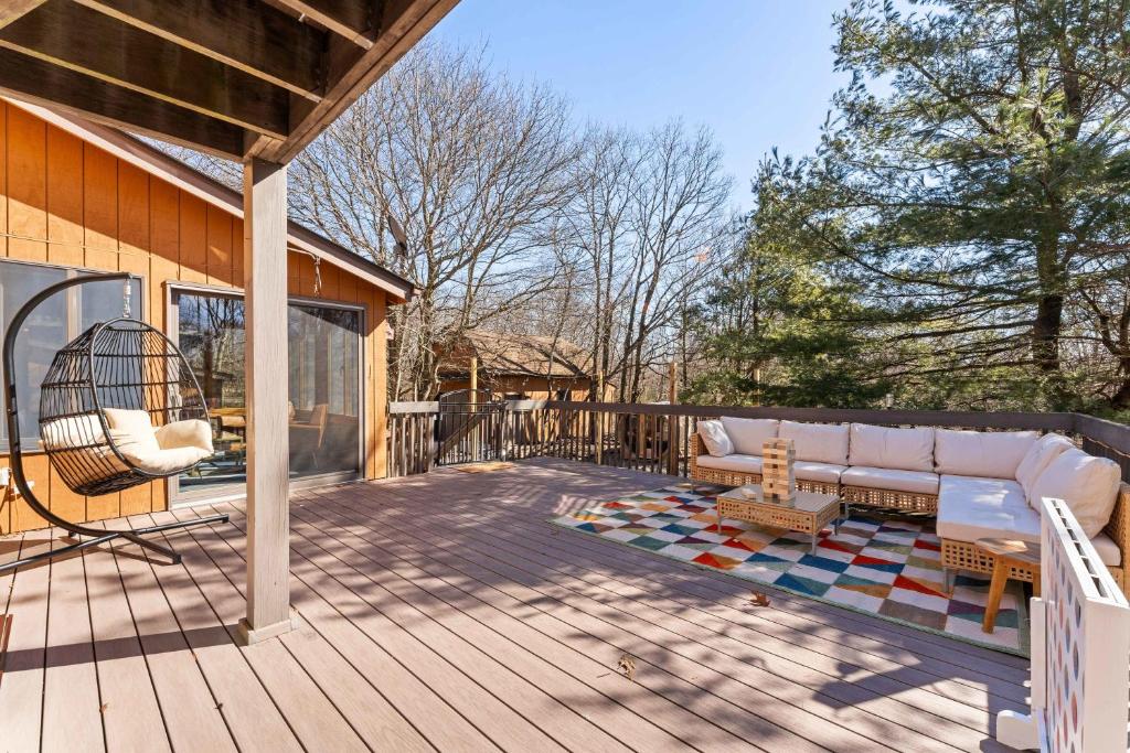 Curated visual reference: Fresh Look at 4 Br Mtn Cabin Sauna Hot Tub Fire Pit Putt