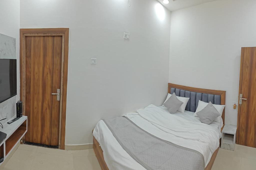 Postel nebo postele na pokoji v ubytování Hotel Rohit ,Agra cantt Railway station