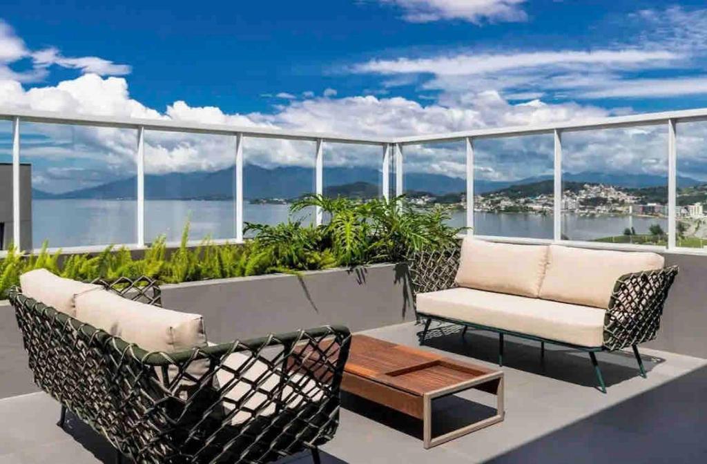 a balcony with two chairs and a coffee table at Studio Officium in São José