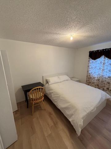 Postel nebo postele na pokoji v ubytování Kevin Calgary Beddington Home