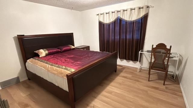 Postel nebo postele na pokoji v ubytování Kevin Calgary Beddington Home