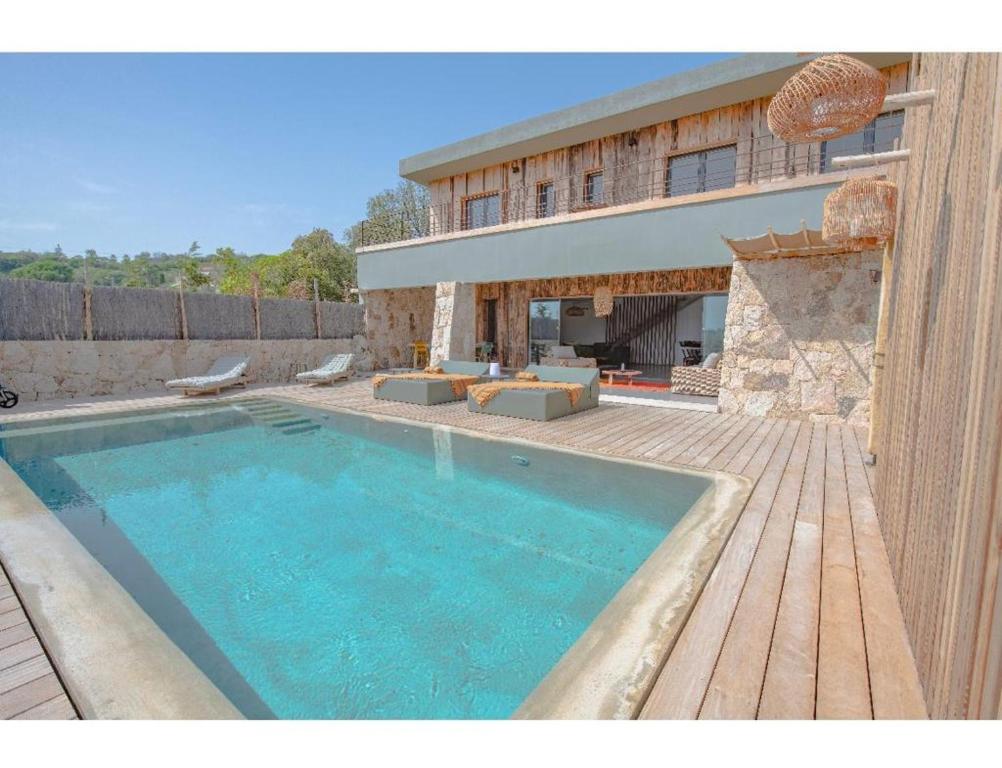 Bazén v ubytování NOUVEAUTE! Magnifique villa à 2 minutes des plus belles plages de la rive sud nebo v jeho okolí