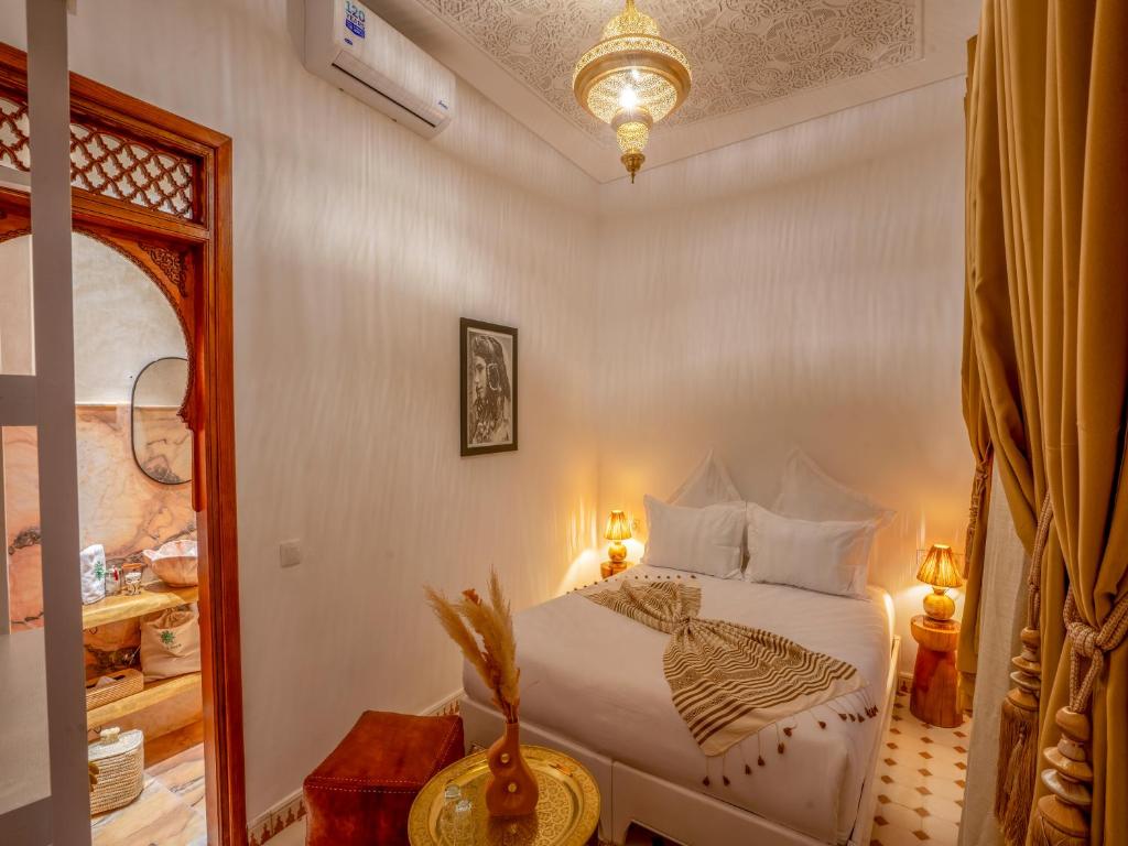 Postel nebo postele na pokoji v ubytování Dar Al-Famila Hamam & Spa