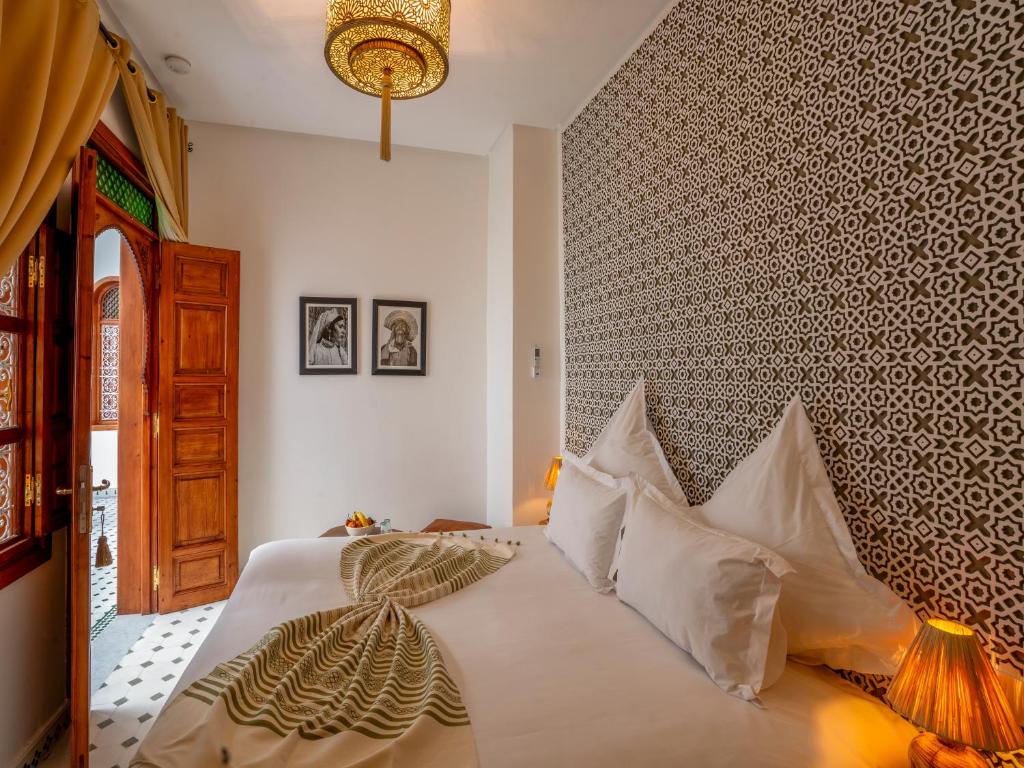 Postel nebo postele na pokoji v ubytování Dar Al-Famila Hamam & Spa