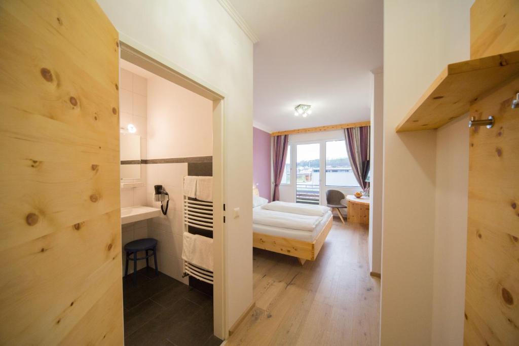 Habitación de hotel con cama y baño en Gasthof Zur Traube, en Grein