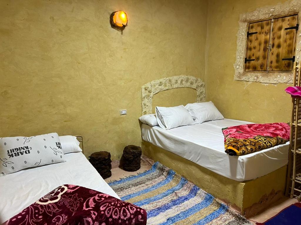 Voodi või voodid majutusasutuse The Green Siwa Hotel toas
