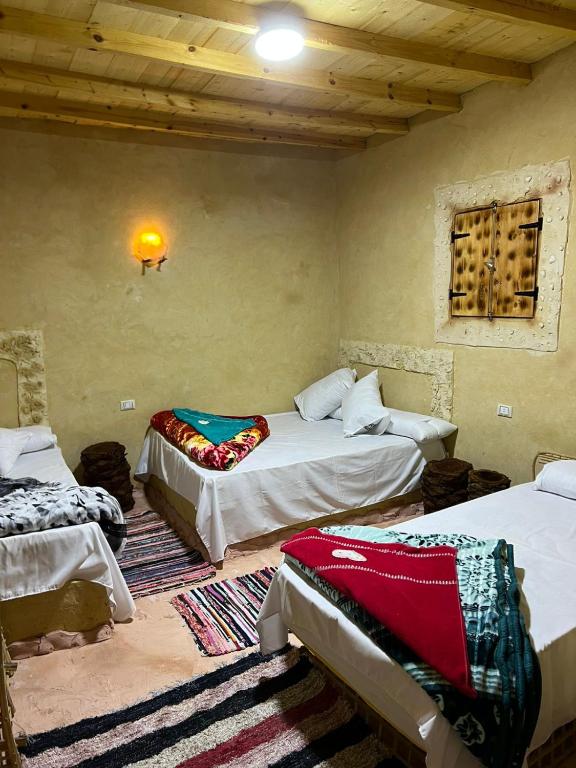 Voodi või voodid majutusasutuse The Green Siwa Hotel toas