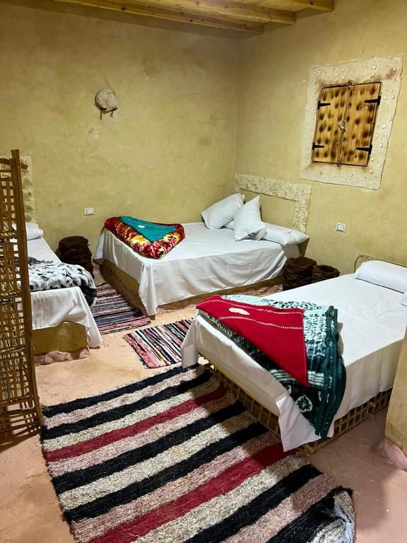 Voodi või voodid majutusasutuse The Green Siwa Hotel toas
