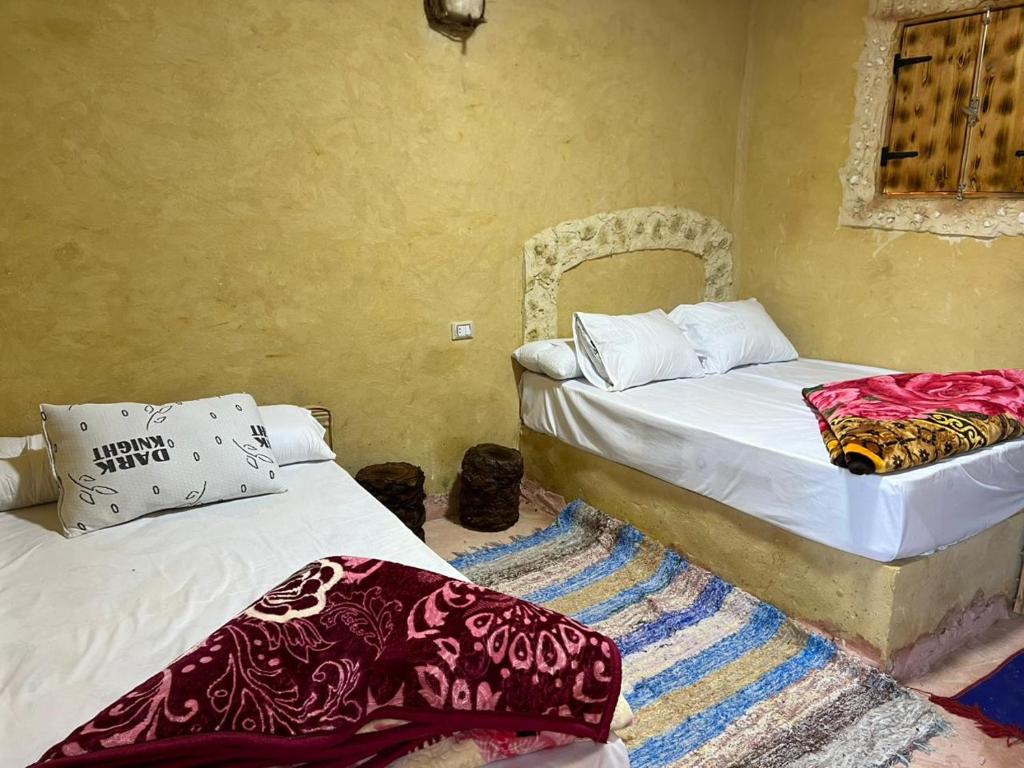 Voodi või voodid majutusasutuse The Green Siwa Hotel toas
