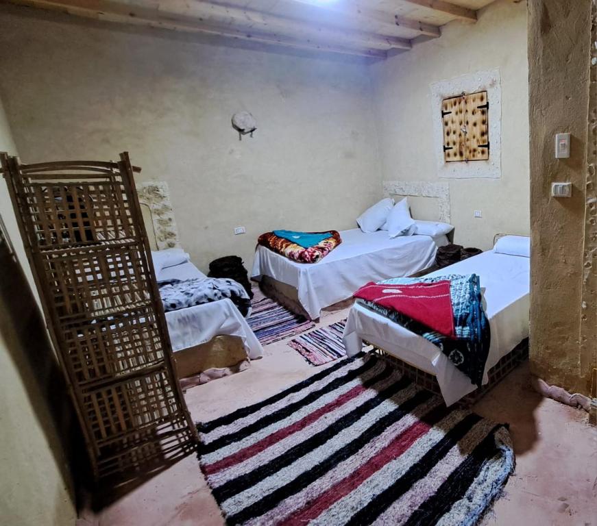 Voodi või voodid majutusasutuse The Green Siwa Hotel toas