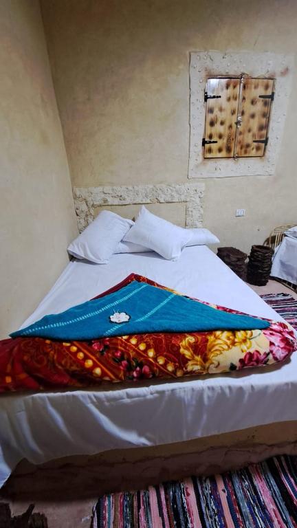 Voodi või voodid majutusasutuse The Green Siwa Hotel toas