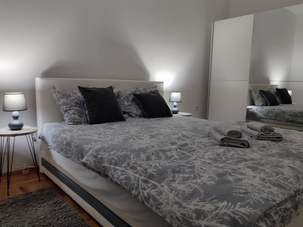 um quarto com uma cama grande e 2 candeeiros em Apartman N&L em Sombor