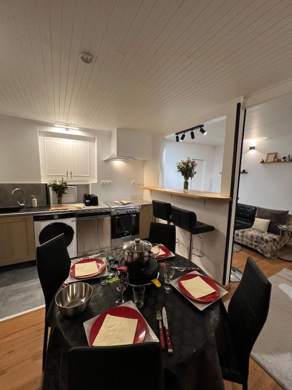 une cuisine et une salle à manger avec une table et des chaises dans l'établissement Apartment Courchevel Méribel, à Courchevel