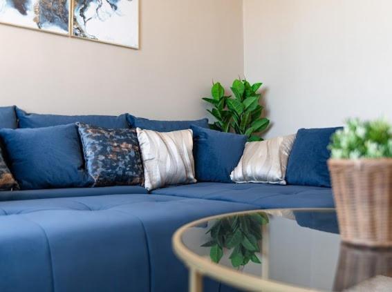 un canapé bleu dans un salon avec une table dans l'établissement Elegant Zola, à Villeurbanne