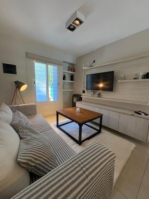 un soggiorno con un divano e un tavolo di Casa ALI, cuenta con 4 camas individuales y una cama matrimonial, capacidad máxima 6 personas a Yerba Buena