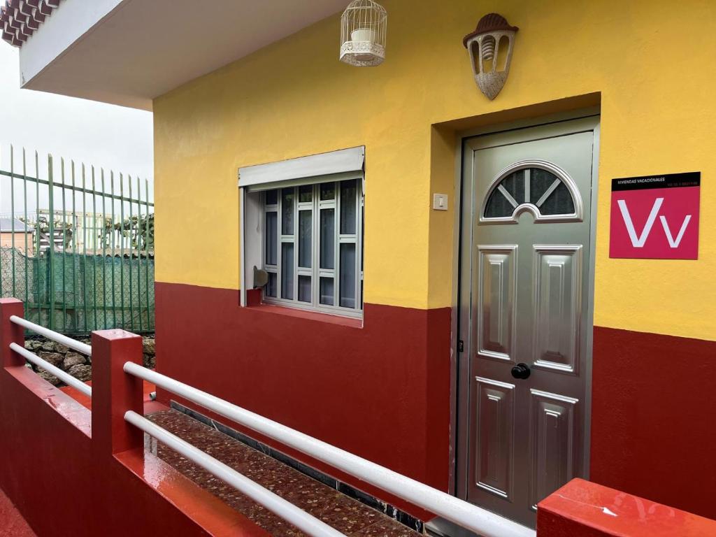 a colorful house with a door and windows at Casa Rural Los Tilos Betancor in Moya