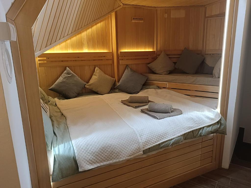 Una cama o camas en una habitación de Forest Nest Divčibare