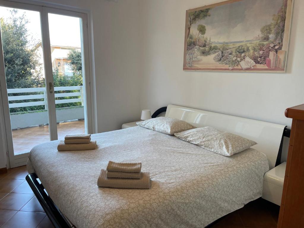 a bedroom with a bed with two towels on it at VILLA a 10 minuti dal mare Fregene in Fregene