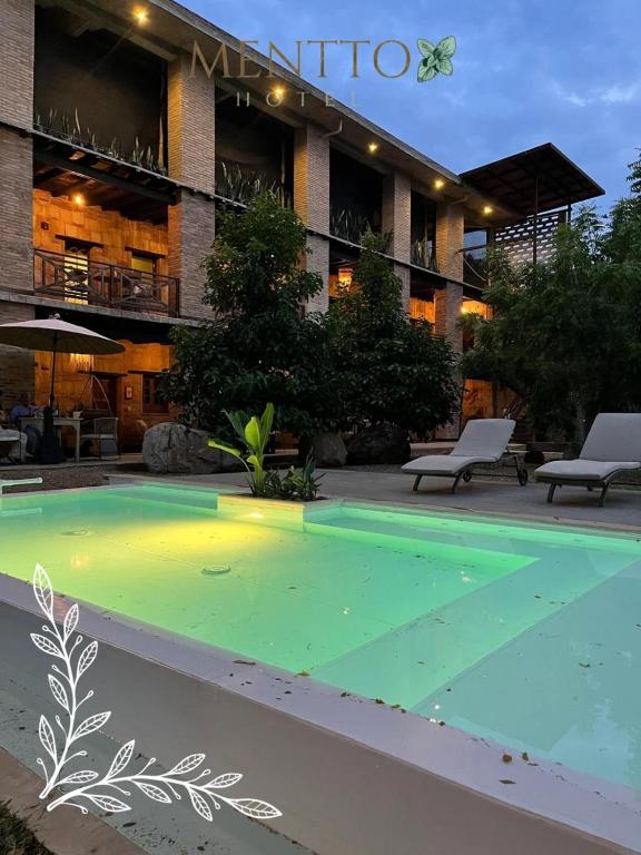 Bazén v ubytování Mentto Hotel nebo v jeho okolí