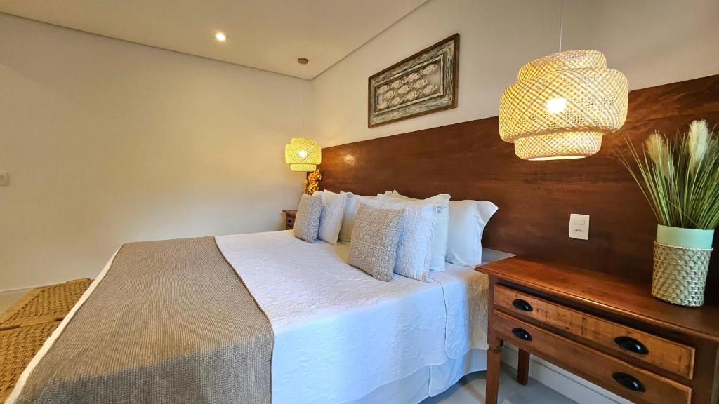 Cama ou camas em um quarto em Coconut's Maresias Hotel