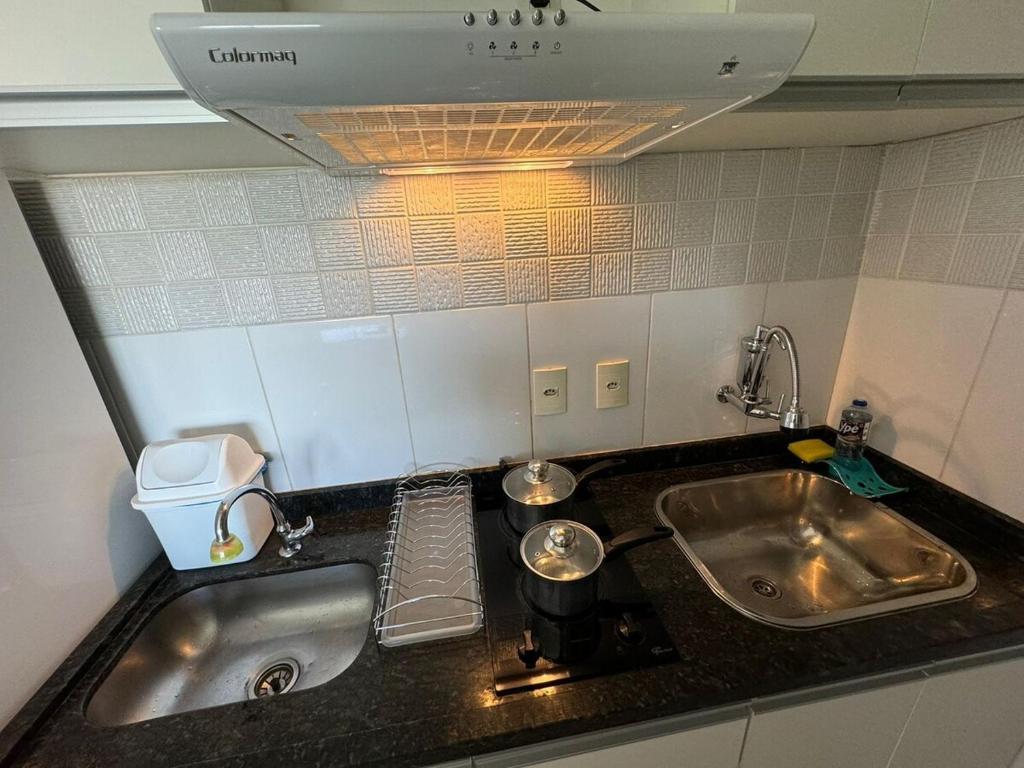 a kitchen counter with a sink and a sink at Apartamento 2 Dormitórios, Bueno in Goiânia