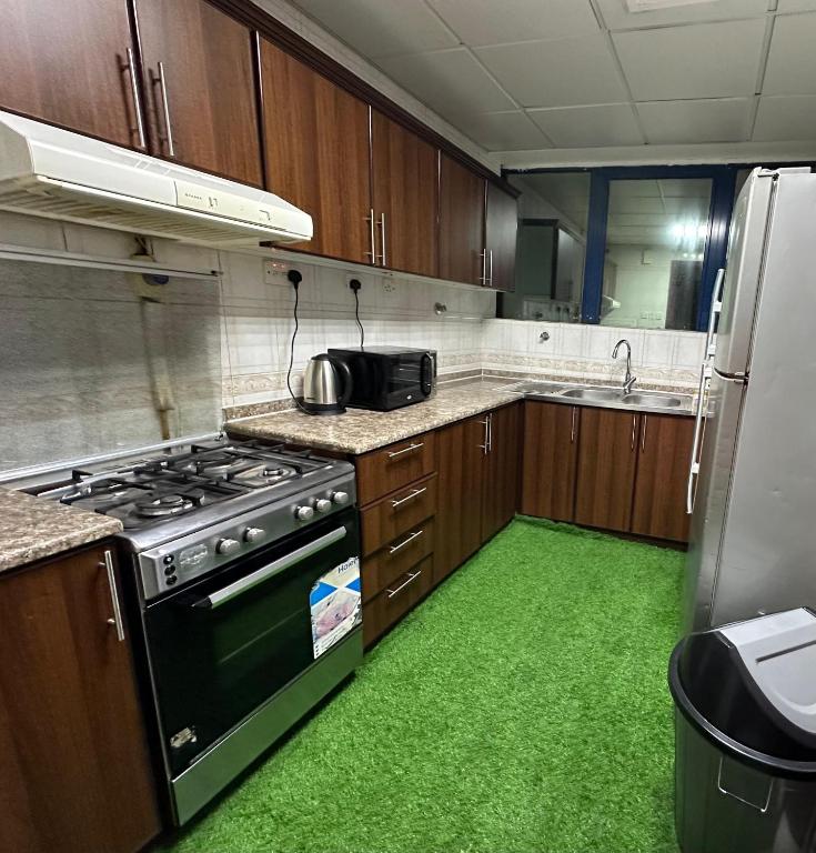 Kuchyň nebo kuchyňský kout v ubytování Wonder Balcony Stay Abu Dhabi