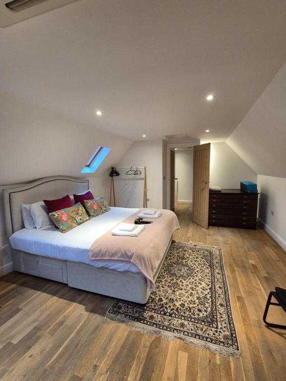 a bedroom with a large bed and a rug at Rosies Retreat 2 Bedroom Farm Cottage in Preston Bisset