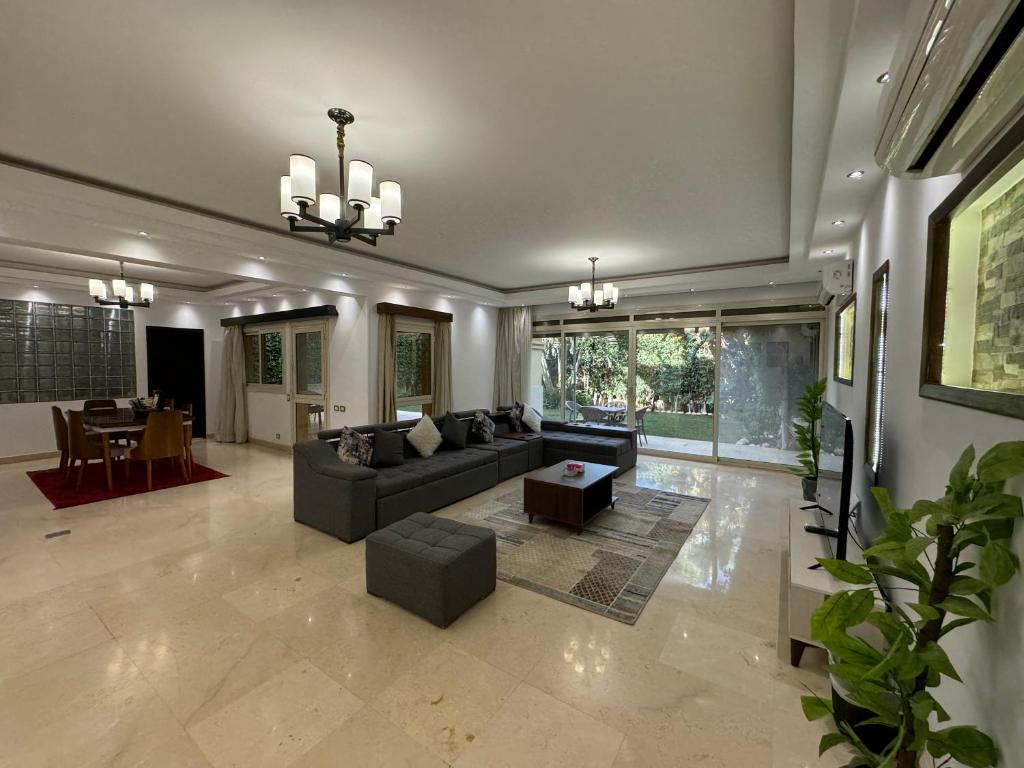 Posezení v ubytování Uphill Villa Palm Hills district Sheikh Zayed city