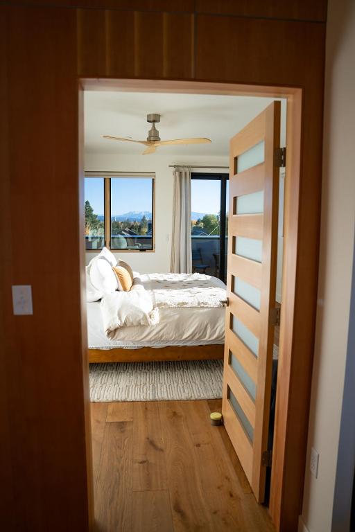 Postel nebo postele na pokoji v ubytování Shorehouse Hotel