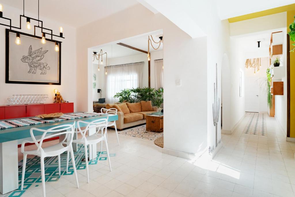 ein Wohnzimmer mit einem blauen Tisch und weißen Stühlen in der Unterkunft Departamento recién remodelado en centro histórico in Puebla