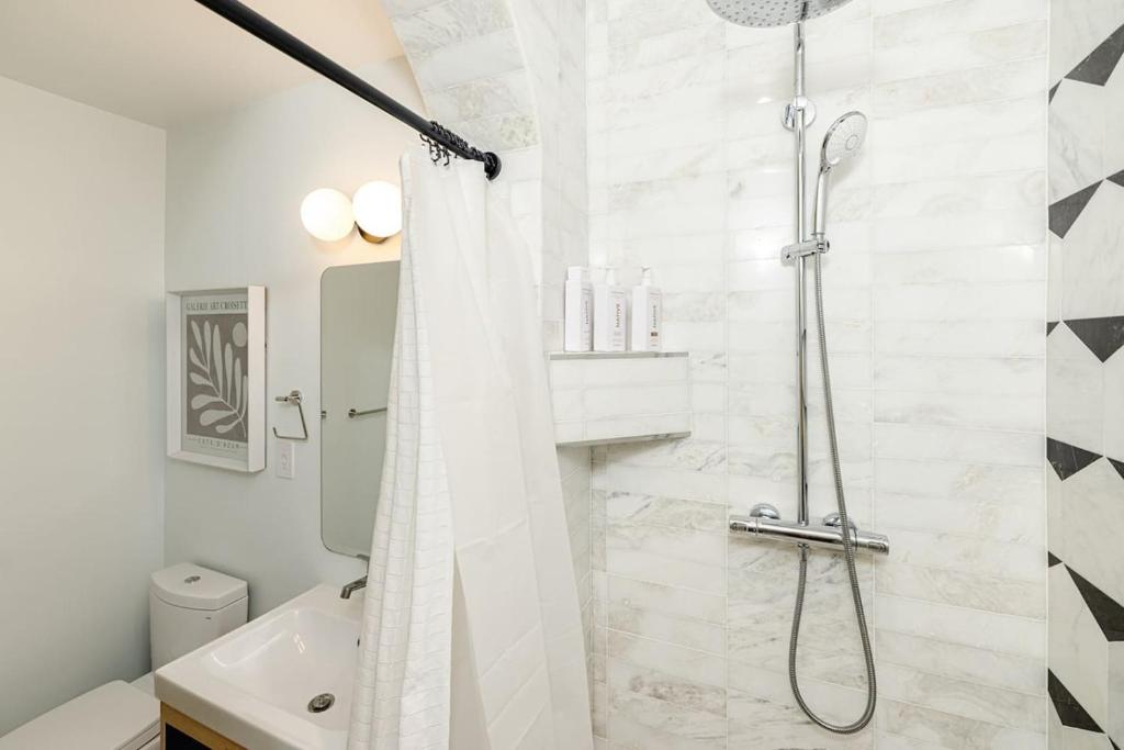 Ένα μπάνιο στο Lux Condo Steps to Washington Park - Walk to ALL