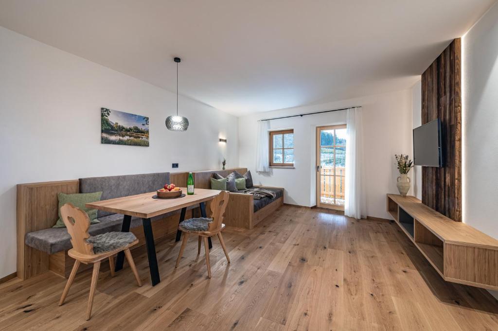 TV a/nebo společenská místnost v ubytování Trinnerhof- Hof Chalets und Obsthof