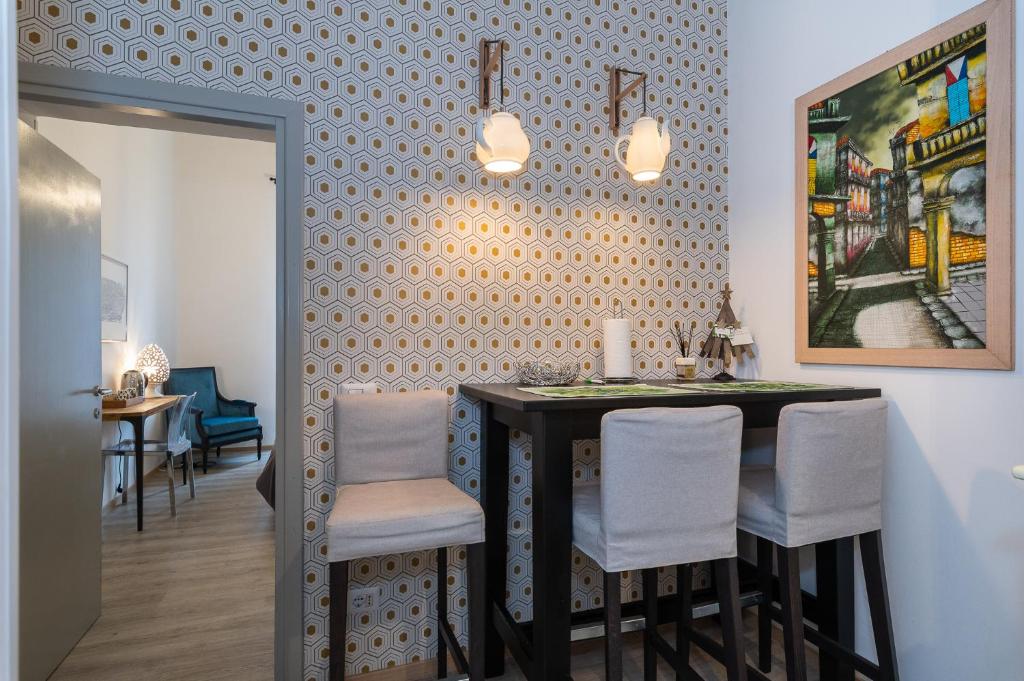 a dining room with a table and chairs at A Casa Lamperini 59 in Rome