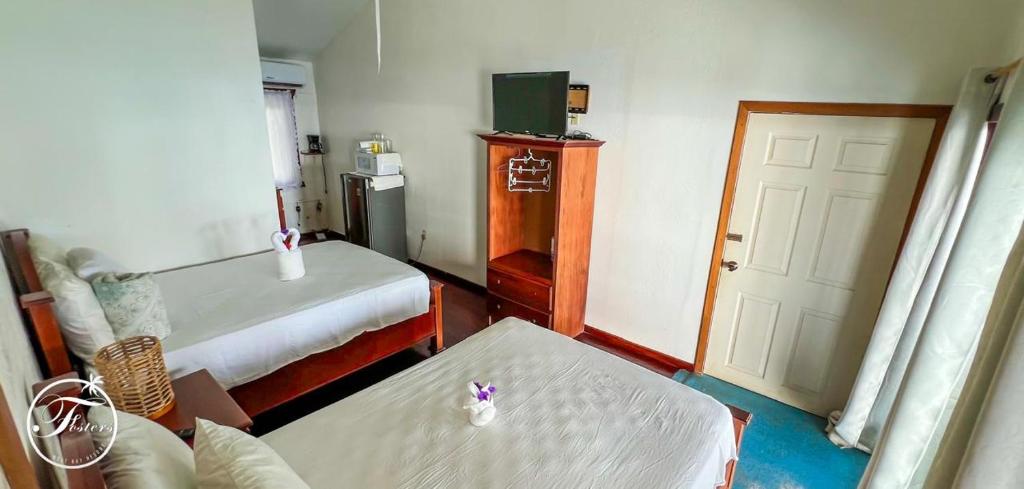 Postel nebo postele na pokoji v ubytování Fosters West Bay Resort