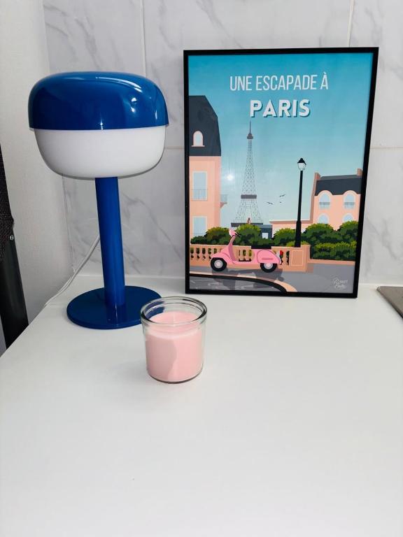 une table avec une lampe, une bougie et une photo dans l'établissement Place à quelques pas du Musée du Louvre au Centre de Paris, à Paris