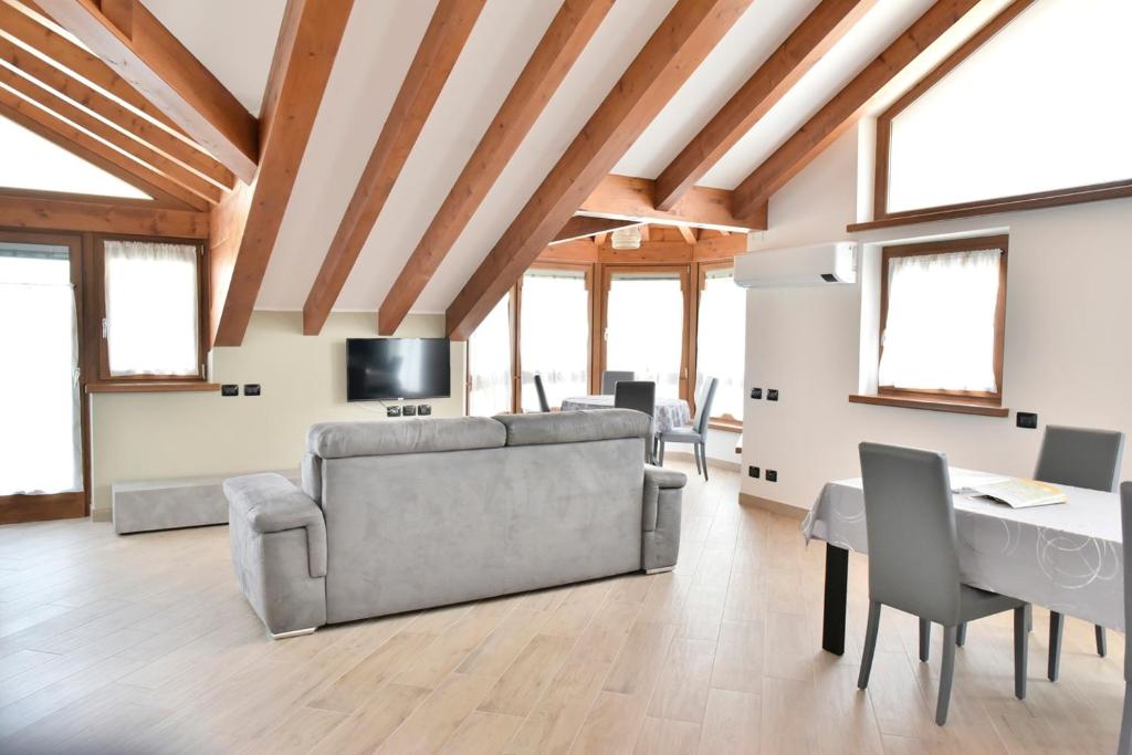 salon z kanapą i stołem w obiekcie La Pieve Apartments w mieście San Lorenzo in Banale