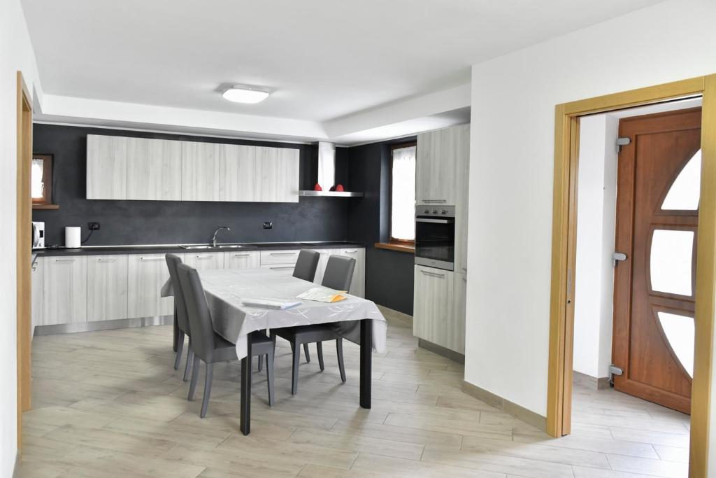 Kuchnia lub aneks kuchenny w obiekcie La Pieve Apartments