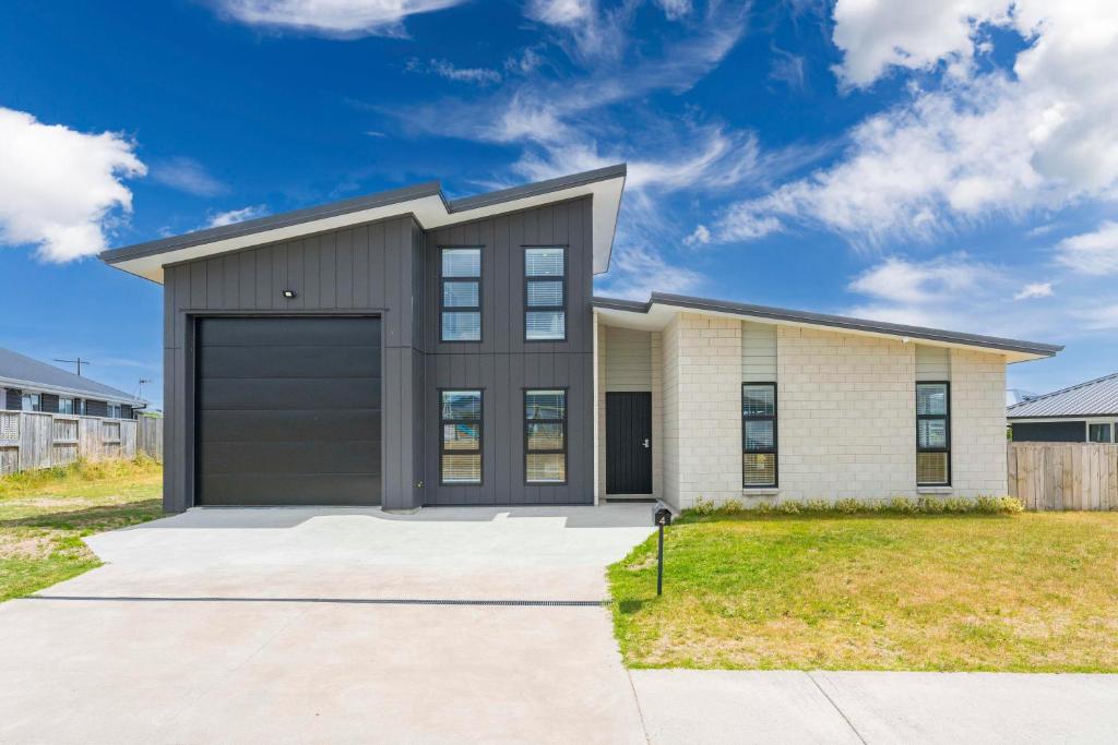 ein Haus mit Garage in der Unterkunft Puna Rise - Taupo Holiday Home in Taupo