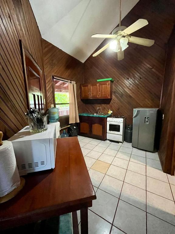 Kuchyň nebo kuchyňský kout v ubytování Fosters West Bay Resort
