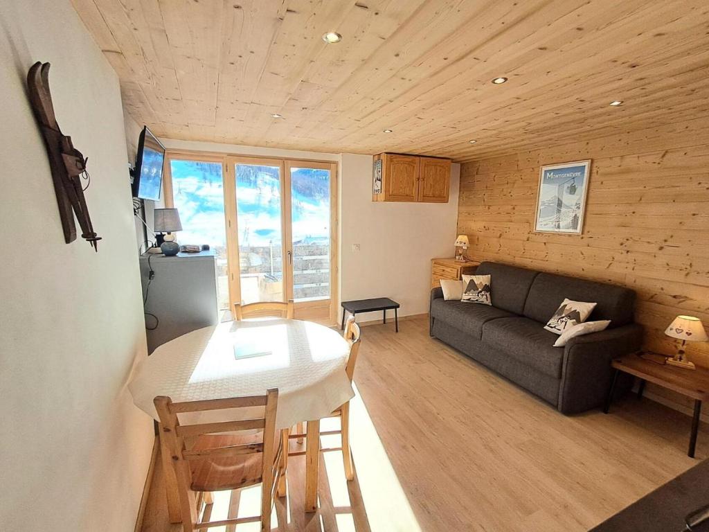 un salon avec un canapé et une table dans l'établissement Résidence Alpet I - Superbe studio entièrement rénové - Sud - Balcon - Parking MAE-7561, à Montgenèvre
