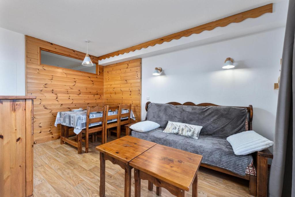 un salon avec un canapé et une table dans l'établissement Résidence Les Hauts De Preclaux - Logement pour 6 personnes au coeur des Orres 1800 MAE-5241, aux Orres