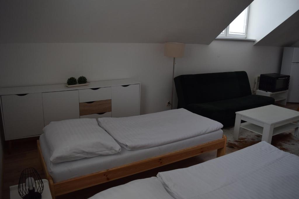A bed or beds in a room at Penzión na Hranici Čirč