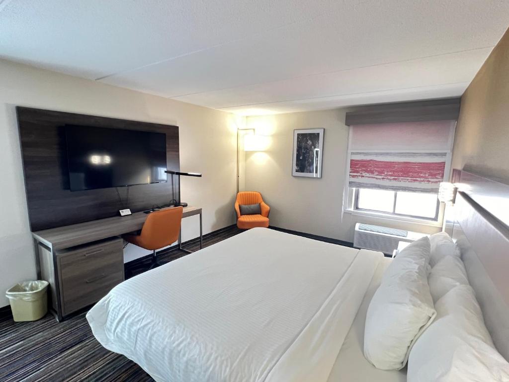 Rodeway Inn Little Falls - King Room - Accessible/Non-Smoking