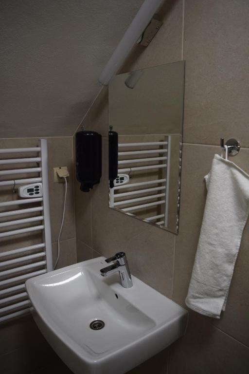 A bathroom at Penzión na Hranici Čirč