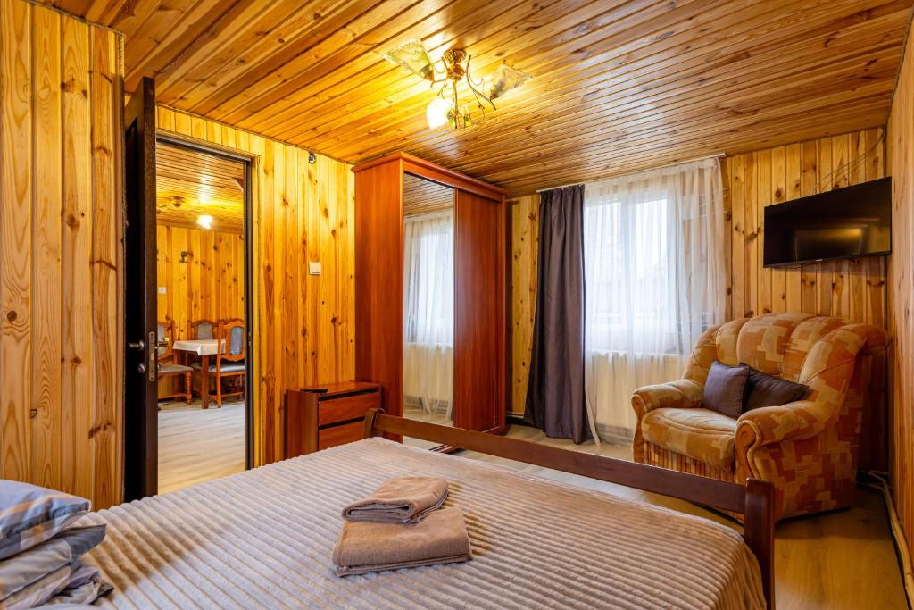 Postel nebo postele na pokoji v ubytování Хатинка у Румуна